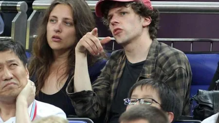 Jesse Eisenberg şi partenera sa, Anna Strout, au devenit părinţi pentru prima oară