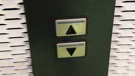 Clipe de panică într-un mall din Capitală. Oameni blocaţi aproape o oră în lift, fără semnal la telefon VIDEO