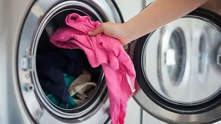Ce se întâmplă dacă pui o linguriţă de praf de copt în maşina de spălat