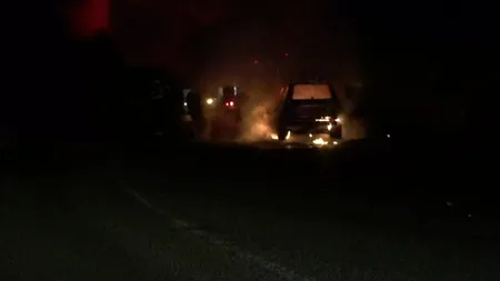 Trafic rutier blocat pe un sens pe Valea Oltului după ce un autoturism a luat foc