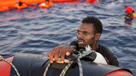 Peste 2.000 de migranţi, salvaţi în Vinerea Mare din apele Meditaranei. Bărcile în care se aflau pluteau în derivă
