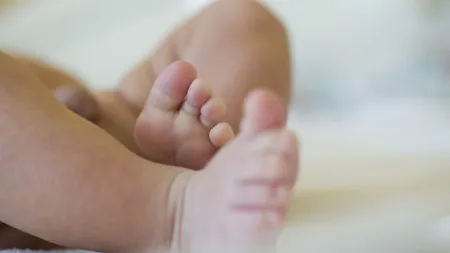 O româncă a vrut să-şi vândă copilul nou-născut unei italience pentru suma de 20.000 de euro. Cele două femei au fost însă arestate