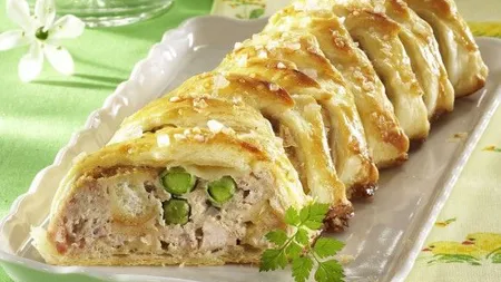 Plăcintă împletită cu carne, reţeta care înlocuieşte aperitivul clasic