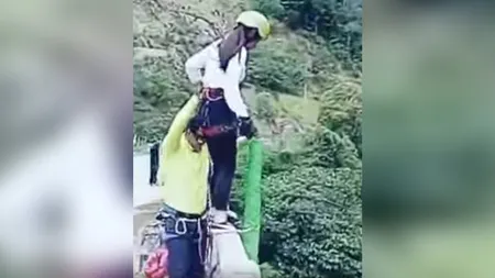 A crezut că face bungee jumping, dar s-a aruncat în gol. Accident teribil filmat în direct VIDEO