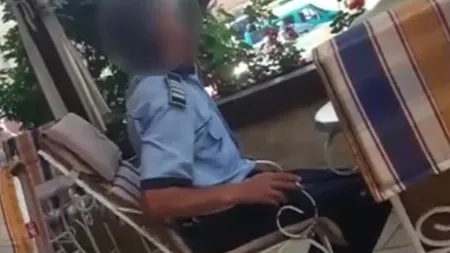 Poliţist filmat la bere în timpul serviciului. Ce a făcut omul legii după ce a consumat alcool VIDEO