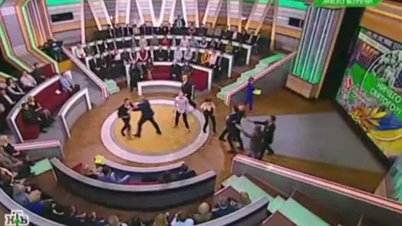 Trei jurnalişti s-au bătut în direct la o emisiune a unui post de televiziune rusesc VIDEO