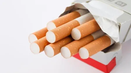 O britanică susţine că tatăl său, în comă, apare într-o poză pe pachetele de ţigări. Bărbatul e revendicat şi de trei români