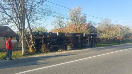 Accident în Gorj. Un TIR încărcat cu cărbune s-a răsturnat