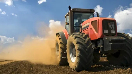 Instanţa supremă a decis că tractorul nu este autovehicul, putând fi condus pe drumurile publice fără a deţine permis