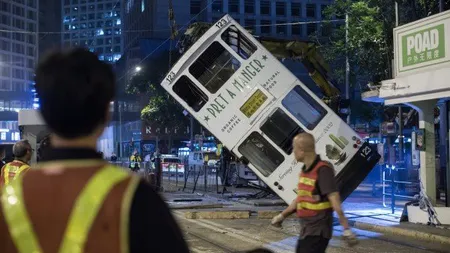Incident extrem de rar, un tramvai s-a răsturnat la Hong Kong. Sunt 14 răniţi, mecanicul a fost arestat VIDEO