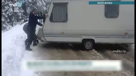 Vreme extremă în ţară. Mai mulţi turişti au rămas blocaţi cu rulota în Munţii Bucegi