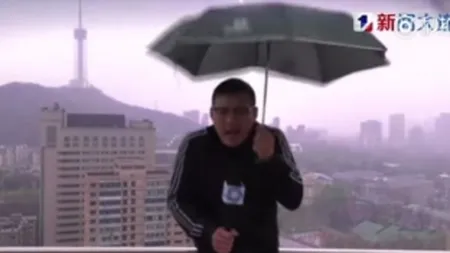 Un prezentator TV a fost LOVIT DE FULGER în timp ce era în direct