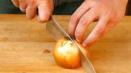 Cum să tai ceapa fără să-ţi miroasă mâinile! Încearcă acest truc genial!