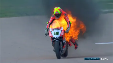 Incident şocant pe circuit. Un motociclist a luat foc în plină cursă VIDEO