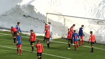 Fotbal printre nămeţi de şase metri. Imagini de excepţie de la un meci din Norvegia VIDEO