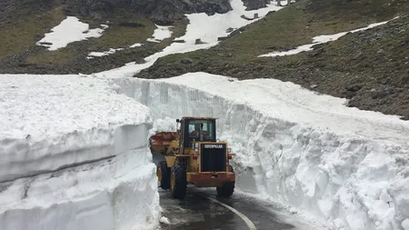 Drumarii au început deszăpezirea Transfăgărăşanului. Zăpada depăşeşte cinci metri înălţime în unele zone