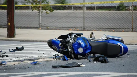Accident teribil surprins de camere, la Buzău. Doi tineri aflaţi pe motocicletă au fost spulberaţi de o maşină VIDEO