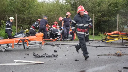 Accidente grave în Hunedoara şi Olt. Cinci copii răniţi, o femeie a fost dusă cu elicopterul la spital