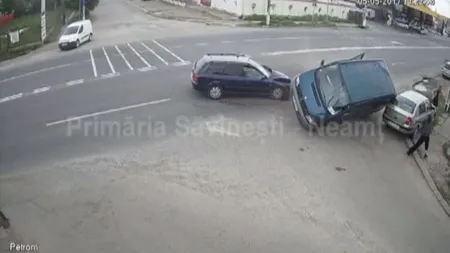 Accident cu trei maşini în Neamţ. O persoană a fost rănită VIDEO