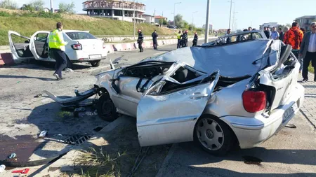 Accident grav la Constanţa. Două persoane au rămas încarcerate