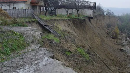 Panică într-o localitate din judeţul Vâlcea. Mai multe familii, ameninţate de o alunecare de teren