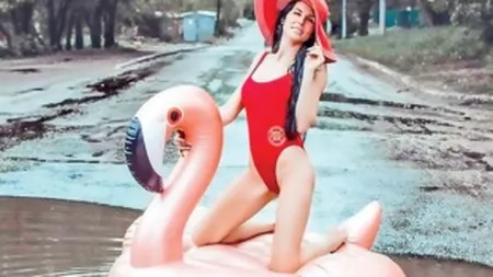 Revolta unei BOMBE SEXY. De ce s-a pozat într-o PISCINĂ improvizată din GROPI FOTO