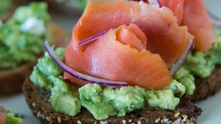 Reţeta zilei: Aperitive cu avocado şi somon afumat