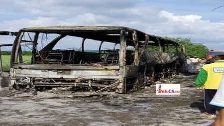 Panică pe şosea. Un autobuz cu 40 de oameni la bord a luat foc în mers, în Caraş-Severin VIDEO
