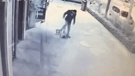 Un bărbat din Mehedinţi a luat la bătaie un copil de 7 ani. Micuţul avusese o altercaţie cu fiul individului