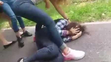 Mama elevei bătăuşe îşi cere scuze. Prima reacţie: Acest conflict a izbucnit de la faptul că Rebeca a înjurat-o pe Flavia