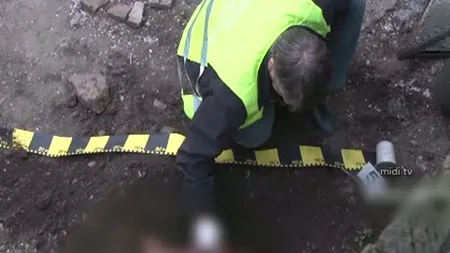 Bătrâni îngropaţi noaptea cu excavatorul la ordinul primarului. Trupurile neînsufleţite, învelite în pături şi folie