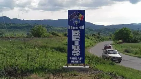 Indicatoarele de la ieşirea şi intrarea în Beiuş, montate invers. Primarul, deloc deranjat de acest lucru: 