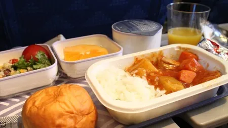 Dacă ai şti cum e preparată mâncarea servită în avion, nici mort nu te-ai atinge de ea FOTO