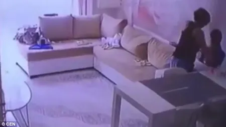 Au montat camere de supraveghere pentru a vedea ce face bona. Mama a avut un şoc VIDEO