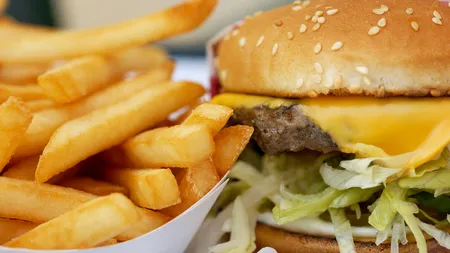 Un fast-food a fost închis după ce clienţii au filmat gândaci în vitrina cu mâncare
