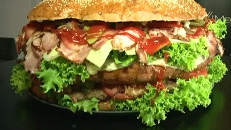 Ce vedete de la noi s-au încumetat să deguste cel mai mare burger din România VIDEO