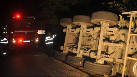 Circulaţie îngreunată în Pasul Tihuţa din cauza unui camion răsturnat