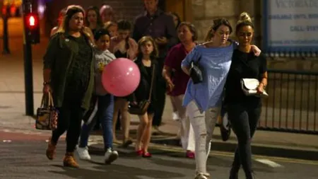 Un bărbat înarmat a întrerupt o ceremonie dedicată victimelor atentatului din Manchester. Suspectul a fost reţinut