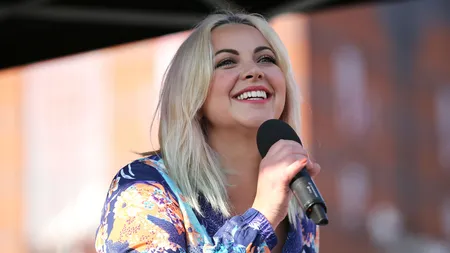 Bombă în showbiz. A anunţat chiar pe scenă  că este GRAVIDĂ cu NOUL IUBIT