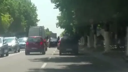 Distracţie periculoasă la paradă. Elevii care au terminat clasa a XII-a au atras atenţia întregului oraş VIDEO