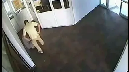 Un profesor şi-a bătut cu bestialitate soţia în şcoală. Doar asistenta medicală a reuşit să pună capăt loviturilor
