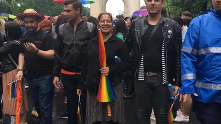 Floricica Dansatoarea, la parada gay. Femeia a participat la paradă alături de câţiva prieteni