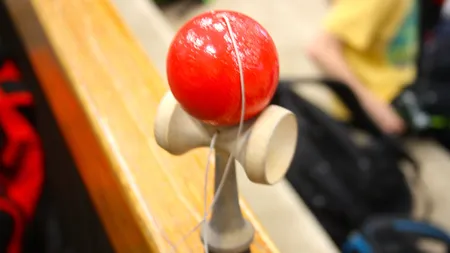 KENDAMA Jocul care face senzaţie printre tineri. Tot ce trebuie să ştii despre KENDAMA