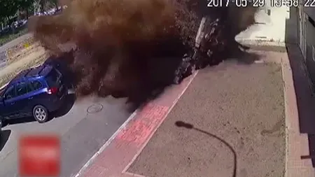 O stradă a sărit în aer la Kiev, din cauza unei conducte de apă. Camerele au surprins momentul VIDEO