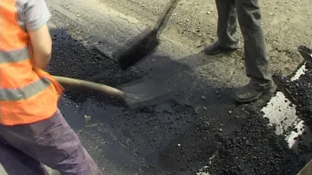 Groapă apărută pe podul Olt din Slatina, la două luni de la ultima reparaţie