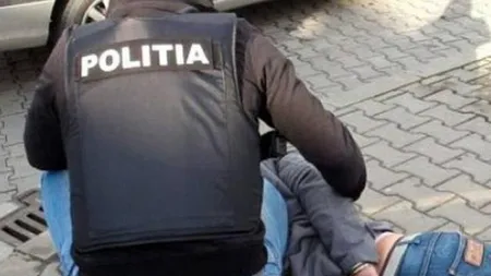 Mascaţii au greşit din nou adresa infractorului. Un om nevinovat a fost pus la pământ, sub privirile îngrozite ale familiei