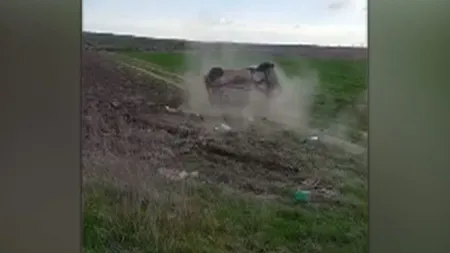 Distracţie sinucigaşă în Timişoara. Un tânăr s-a rostogolit de mai multe ori cu maşina în faţa prietenilor VIDEO