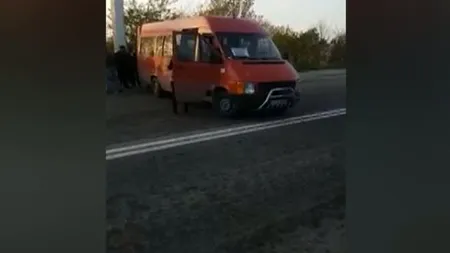 Şoferul unui microbuz a blocat un sens al unui drum naţional, supărat că fusese amendat de poliţişti