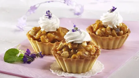 Minitarte cu caramel şi bezea