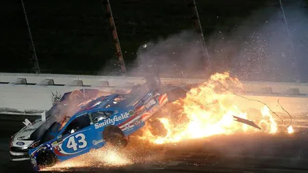 Accident teribil în cursa NASCAR! Maşina americancei Danica Patrick s-a făcut praf VIDEO